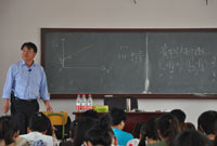 田明老师正在上课