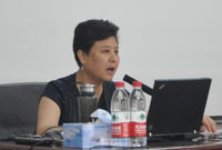 杨闻萍老师正在上课