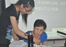 杨闻萍老师为同学答疑