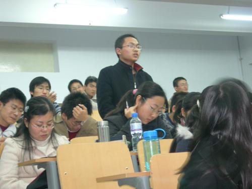学生在踊跃提问