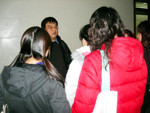 讲座结束后范老师和同学亲切交谈