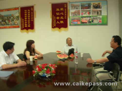 财科顾问张荣生(右二)、校长周海仙(左二)、副校长周鹏(左一)与朝阳区人才培训中心党委书记黄国顺(右一)座谈学校