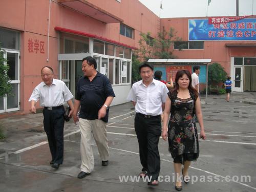 周海仙陪人才培训中心党委书记黄国顺考察学校