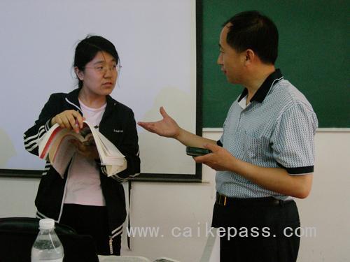 会计老师张志凤为学员解答问题