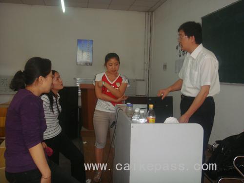 经济法老师郭守杰为学员解答问题