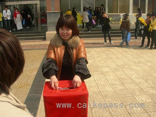 财科校长周海仙捐款