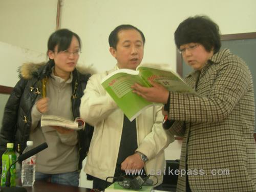 《会计》老师张志凤为学员解答问题