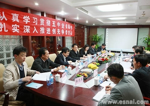 财政部创先争优活动领导小组成员兼注册会计师行业指导办公室副主任、中国注册会计师行业党委常务副书记、中注协秘书长陈毓圭主持座谈会并简要汇报行业创先争优活动进展情况