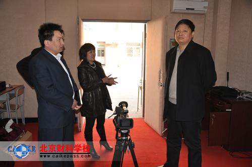 王滨主任参观学校多媒体设施