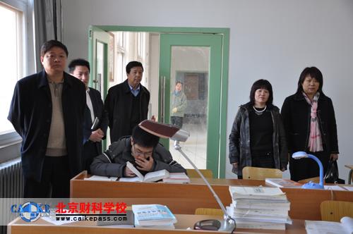 区教委副主任王滨莅临我校检查指导工作