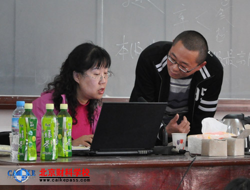 刘颖老师正在为学员答疑解惑