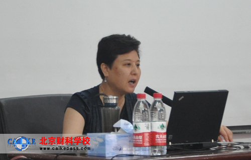 杨闻萍老师正在讲课