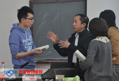 张志凤老师利用课间为学员答疑解惑