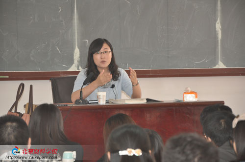 黄洁洵老师正在讲课