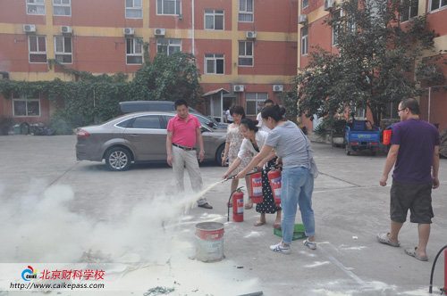 北京财科学校举行师生消防演练